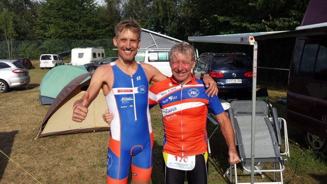 Manfred Zoberbier ist Deutscher Meister AK 65 im Cross Triathlon. Thomas Hägele freut sich mit ihm.